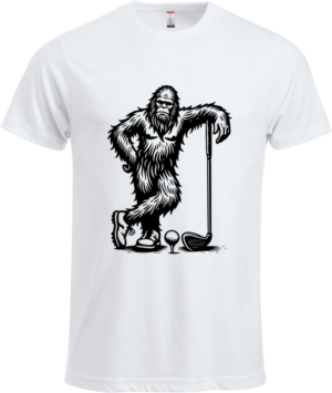 Klassisk t-shirt i hvid med sort humoristisk print af Bigfoot og golfkølle – stilrent design med golftema.