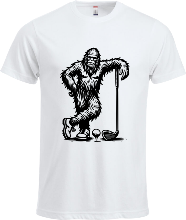 Klassisk t-shirt i hvid med sort humoristisk print af Bigfoot og golfkølle – stilrent design med golftema.