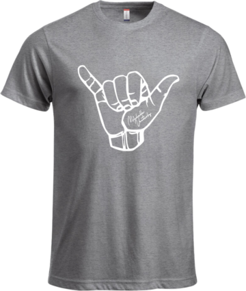 Meleret grå T-shirt med hvidt Shaka-håndtegn og Michelle Vesterby signatur.