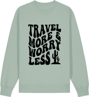 Mintgrøn sweatshirt med teksten “Travel more & worry less” – perfekt idé til fødselsdagsgave.