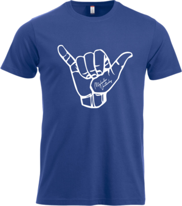 Kongeblå T-shirt med hvidt Shaka-håndtegn og Michelle Vesterby signatur.