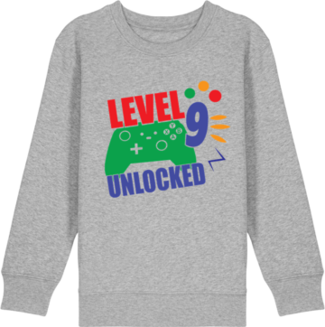 Mini Changer 2.0 sweatshirt i gråmeleret med sjovt gamerprint “Level 9 Unlocked” – fejring af 9 år med spil og stil.
