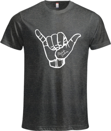 Meleret sort T-shirt med hvidt Shaka-håndtegn og Michelle Vesterby signatur – afslappet statement-Tee med personlighed og surferenergi.