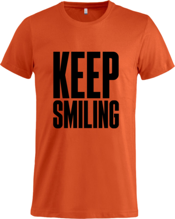 Basic T i orange med sort KEEP SMILING-print – livlig og positiv T-shirt til hverdag og fest.