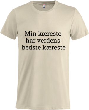 Beige T-shirt med teksten 'Min kæreste har verdens bedste kæreste' – en kærlig erklæring, perfekt til gaver, designet af Zo24Printhouse.dk.