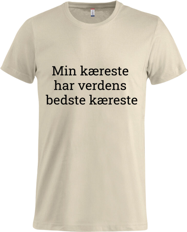 Beige T-shirt med teksten 'Min kæreste har verdens bedste kæreste' – en kærlig erklæring, perfekt til gaver, designet af Zo24Printhouse.dk.