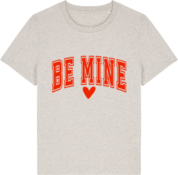 Beige Stella Muser t-shirt med "Be Mine"-print i rødt fra Zo24 Printhouse.