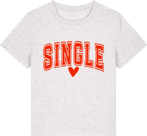 Lysegrå Stella Muser T-shirt fra Zo24Printhouse med teksten 'SINGLE' i rødt og et hjerte – perfekt til en sjov og selvsikker stil.