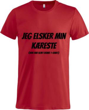 Rød Basic-T-shirt fra Zo24Printhouse med teksten 'Jeg elsker min kæreste (Hun har købt denne t-shirt)' – en perfekt gave til at vise kærlighed og humor.