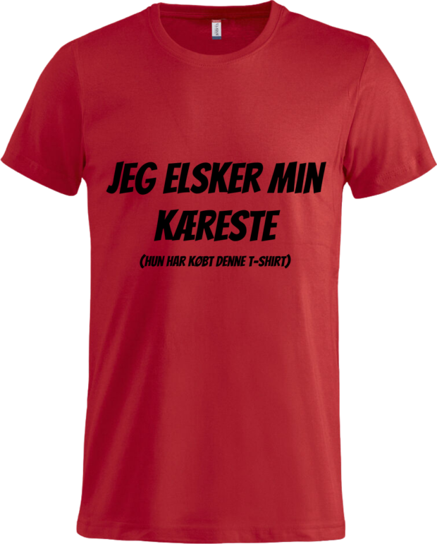 Rød Basic-T-shirt fra Zo24Printhouse med teksten 'Jeg elsker min kæreste (Hun har købt denne t-shirt)' – en perfekt gave til at vise kærlighed og humor.
