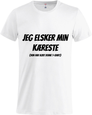 Hvid Basic-T-shirt fra Zo24Printhouse med teksten 'Jeg elsker min kæreste (Hun har købt denne t-shirt)' – perfekt gave til at udtrykke kærlighed.