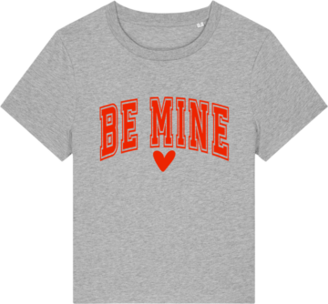 Grå t-shirt fra Stella Muser med "Be Mine"-design og rødt tryk, tilgængelig hos Zo24 Printhouse.