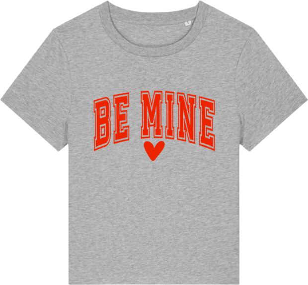 Grå t-shirt fra Stella Muser med "Be Mine"-design og rødt tryk, tilgængelig hos Zo24 Printhouse.
