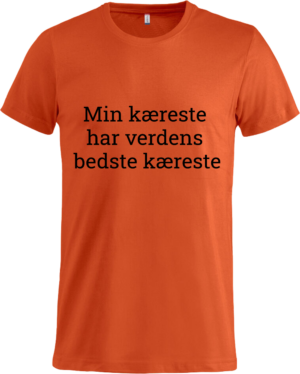 Orange T-shirt med teksten 'Min kæreste har verdens bedste kæreste,' en varm og unik gaveidé fra Zo24Printhouse.dk.