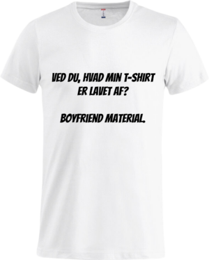 Hvid basic T-shirt med teksten: 'Ved du, hvad min T-shirt er lavet af? Boyfriend material.' Sjovt og minimalistisk design fra Zo24printhouse.