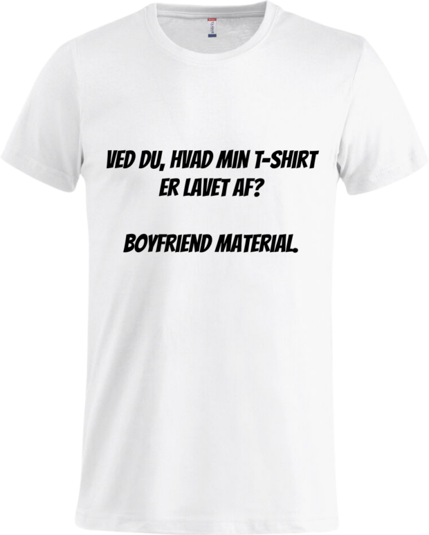 Hvid basic T-shirt med teksten: 'Ved du, hvad min T-shirt er lavet af? Boyfriend material.' Sjovt og minimalistisk design fra Zo24printhouse.
