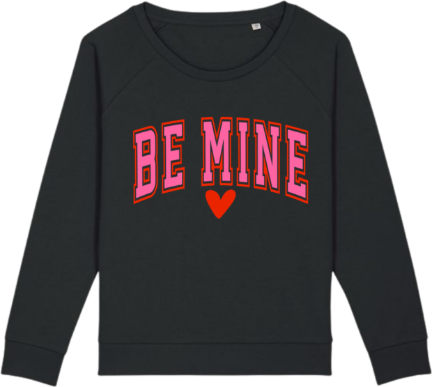 Sort Stella Dazzler sweatshirt med pink "Be Mine"-tekst og rødt hjerte, eksklusivt fra Zo24 Printhouse.