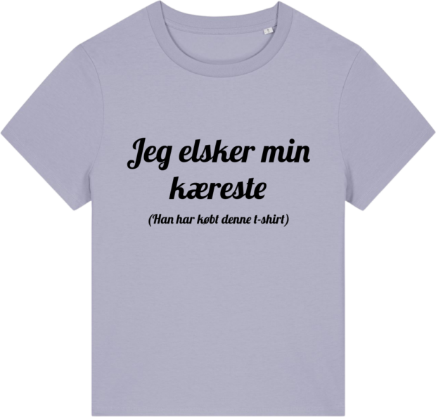Lavendelfarvet t-shirt med teksten 'Jeg elsker min kæreste (Han har købt denne t-shirt)', en ideel gave til Valentinsdag og romantiske anledninger fra Zo24printhouse.