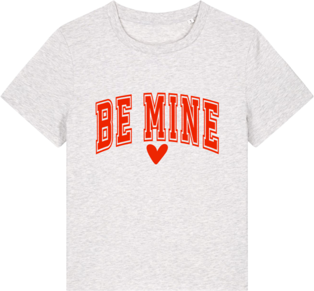 Lys grå Stella Muser t-shirt med "Be Mine"-design i rødt fra Zo24 Printhouse.