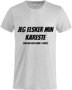 Lys grå T-shirt fra Zo24Printhouse med teksten 'Jeg elsker min kæreste (Hun har købt denne t-shirt)' – ideel som personlig gave til Valentinsdag.