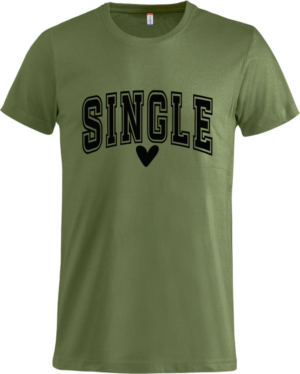 Armygrøn t-shirt med teksten 'Single' og sort hjerte fra Zo24Printhouse til valentinsdag.