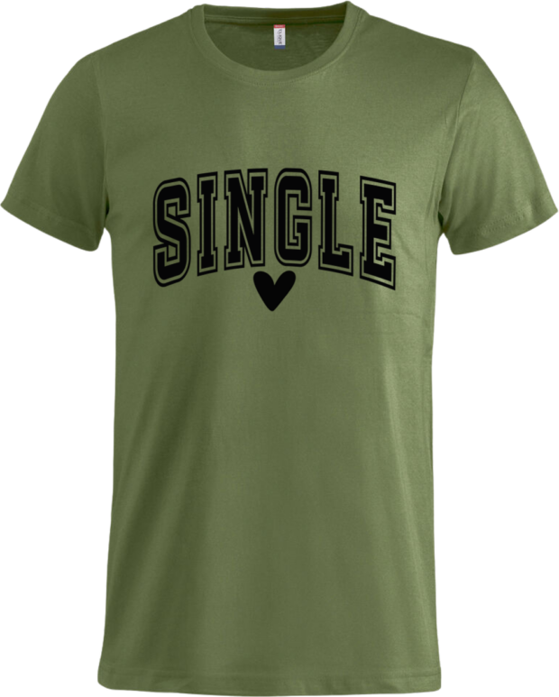 Armygrøn t-shirt med teksten 'Single' og sort hjerte fra Zo24Printhouse til valentinsdag.