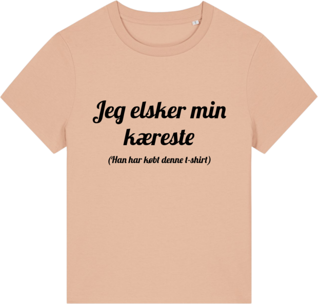 Stella Muser T-shirt i beige med teksten 'Jeg elsker min kæreste (Han har købt denne t-shirt)' – en romantisk gaveidé til Valentinsdag.