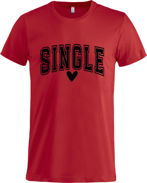 Rød t-shirt med teksten 'Single' og sort hjerte, designet til valentinsdag fra Zo24Printhouse.