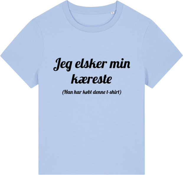 Stella Muser T-shirt i lyseblå med teksten 'Jeg elsker min kæreste (Han har købt denne t-shirt)' – perfekt til Valentinsdag.