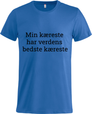 Kongeblå T-shirt fra Zo24Printhouse.dk med teksten 'Min kæreste har verdens bedste kæreste,' perfekt som en personlig gave.