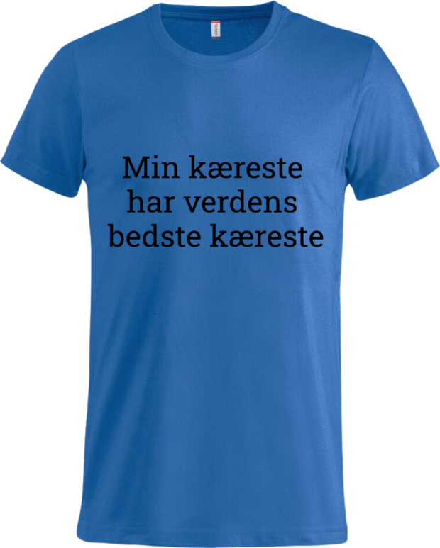 Kongeblå T-shirt fra Zo24Printhouse.dk med teksten 'Min kæreste har verdens bedste kæreste,' perfekt som en personlig gave.