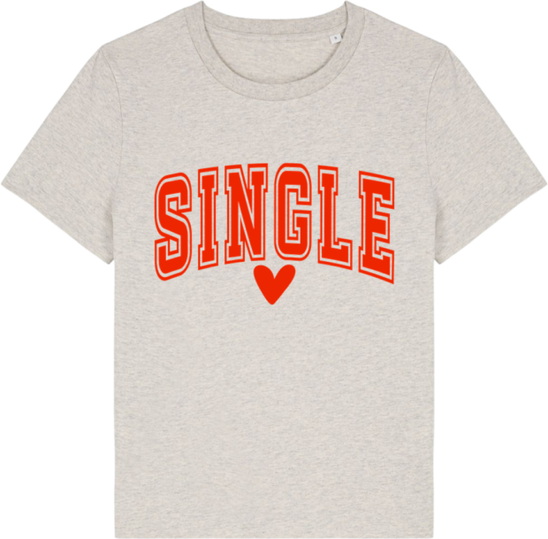 Lysegrå Stella Muser T-shirt fra Zo24Printhouse med teksten 'SINGLE' i rødt og et hjerte – et stilfuldt valg til selvkærlighed.