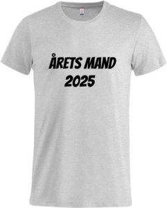Basic-T-shirt med teksten 'Årets mand 2025' i sort, designet af Zo24Printhouse.