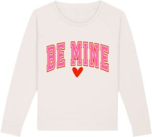 Offwhite Stella Dazzler sweatshirt med pink "Be Mine"-tekst og rødt hjerte, designmulighed fra Zo24 Printhouse.