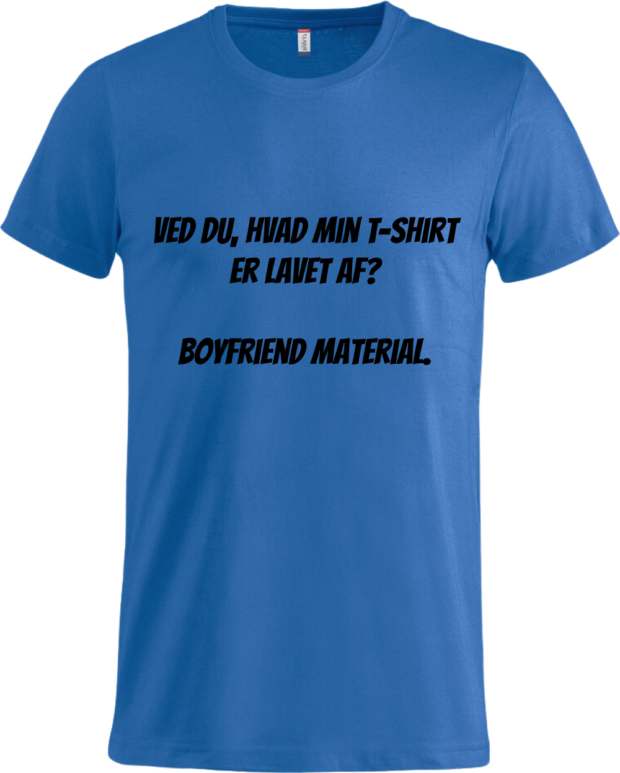Kongeblå basic T-shirt med teksten: 'Ved du, hvad min T-shirt er lavet af? Boyfriend material.' En sjov og stilfuld t-shirt fra Zo24printhouse.