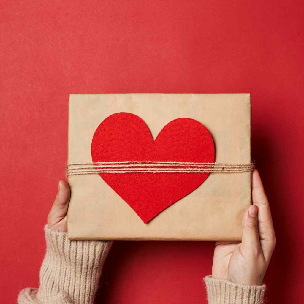 Valentinsdag gave pakket smukt ind med rødt hjerte og enkel snor, perfekt til en romantisk overraskelse.