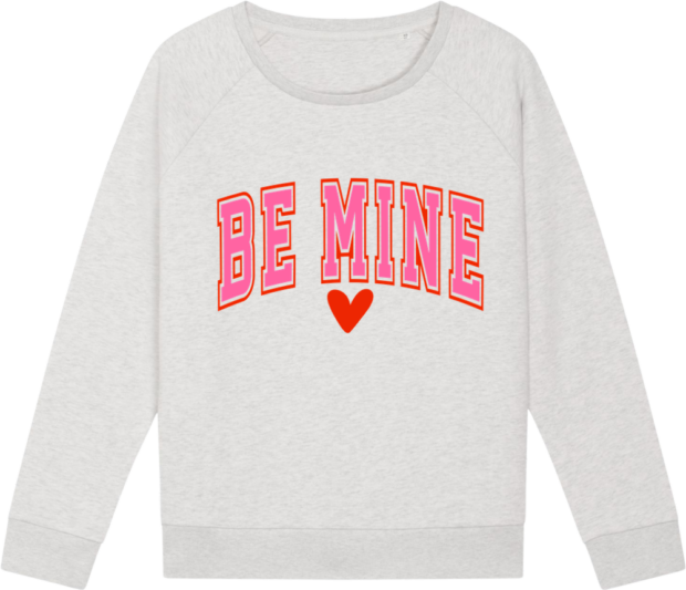 Lys grå Stella Dazzler sweatshirt med pink "Be Mine"-design og rødt hjerte, tilgængelig hos Zo24 Printhouse.