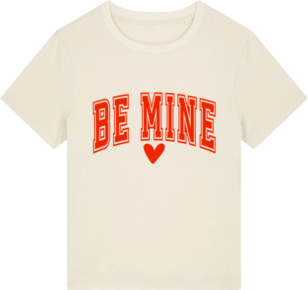 Cremefarvet Stella Muser t-shirt med rød "Be Mine"-tekst og hjerte, designet hos Zo24 Printhouse.