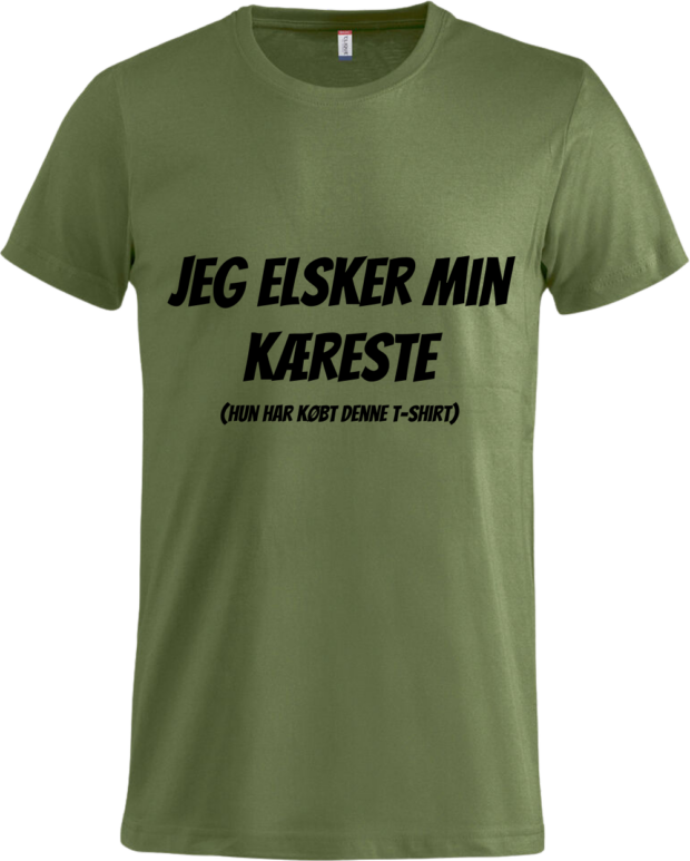 Armygrøn T-shirt fra Zo24Printhouse med teksten 'Jeg elsker min kæreste (Hun har købt denne t-shirt)' – perfekt som sjov og romantisk gave til Valentinsdag.