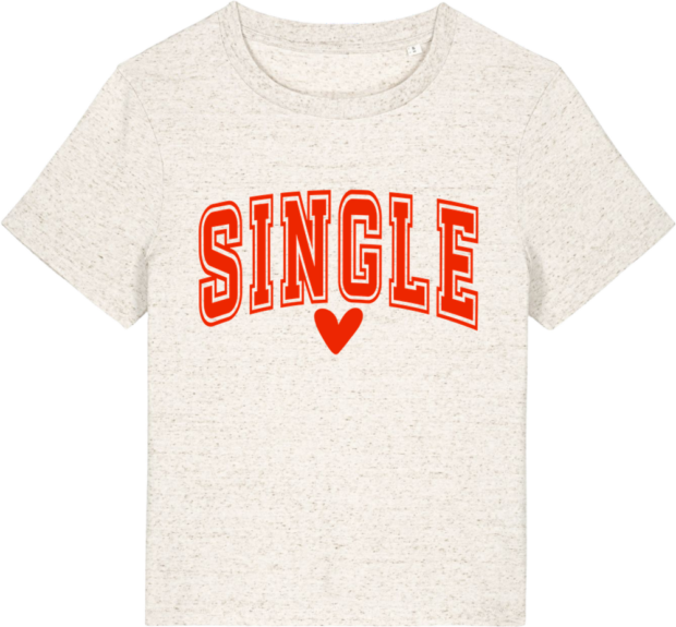 Cremehvid Stella Muser T-shirt fra Zo24Printhouse med teksten 'SINGLE' i rødt og et hjerte – en stilfuld erklæring.