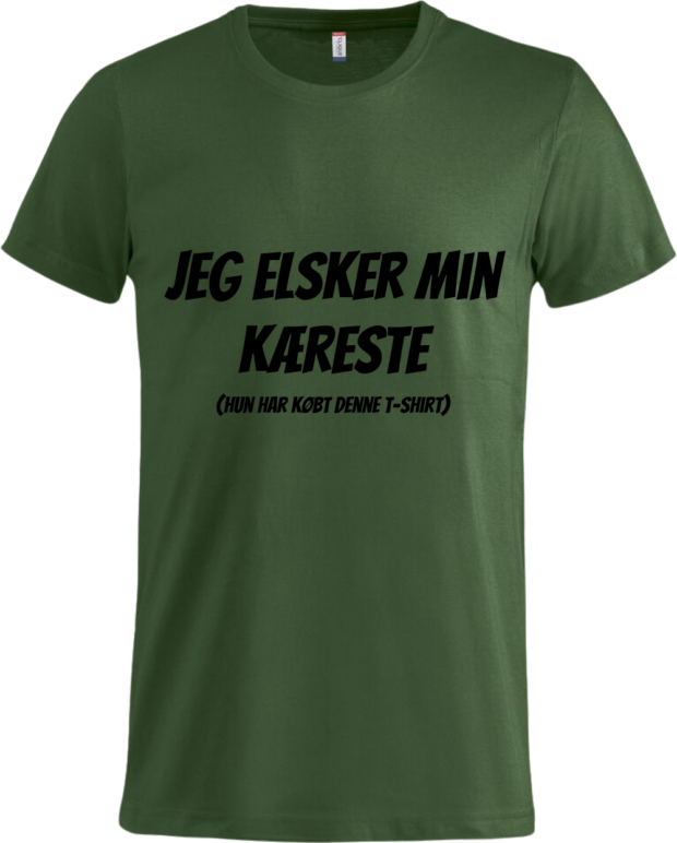 Mørkegrøn T-shirt fra Zo24Printhouse med teksten 'Jeg elsker min kæreste (Hun har købt denne t-shirt)' – en sjov og romantisk gaveidé til Valentinsdag.