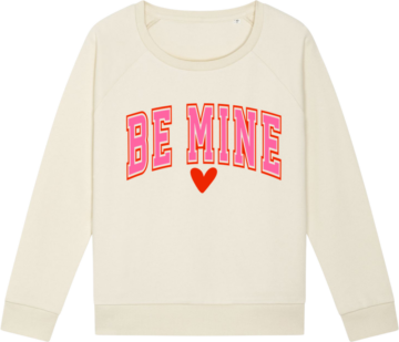 Cremefarvet Stella Dazzler sweatshirt med "Be Mine"-print i pink og rødt, perfekt til personlig stil hos Zo24 Printhouse.