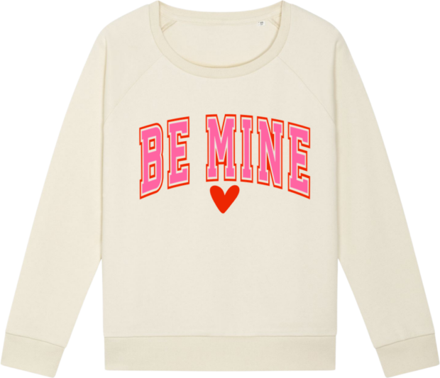 Cremefarvet Stella Dazzler sweatshirt med "Be Mine"-print i pink og rødt, perfekt til personlig stil hos Zo24 Printhouse.