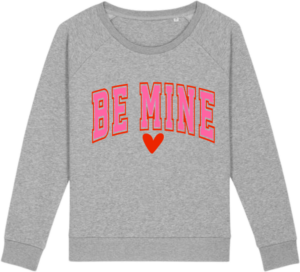 Grå Stella Dazzler sweatshirt med pink og rød "Be Mine"-tekst, ideel til et unikt design hos Zo24 Printhouse.
