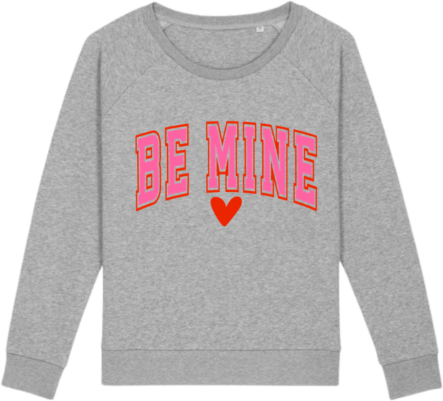 Grå Stella Dazzler sweatshirt med pink og rød "Be Mine"-tekst, ideel til et unikt design hos Zo24 Printhouse.
