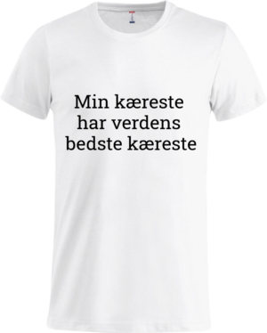 Basic T-shirt i hvid med teksten 'Min kæreste har verdens bedste kæreste,' en enkel og romantisk gaveidé fra Zo24Printhouse.dk.
