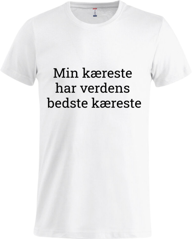 Basic T-shirt i hvid med teksten 'Min kæreste har verdens bedste kæreste,' en enkel og romantisk gaveidé fra Zo24Printhouse.dk.