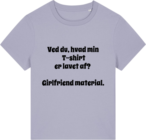 Lys lilla Stella Muser t-shirt med teksten "Ved du, hvad min T-shirt er lavet af? Girlfriend material." fra Zo24 Printhouse.