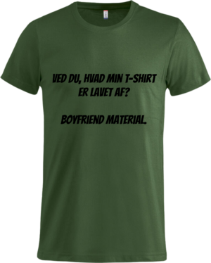 Mørkegrøn basic T-shirt med teksten: 'Ved du, hvad min T-shirt er lavet af? Boyfriend material.' Design tilgængeligt hos Zo24printhouse.