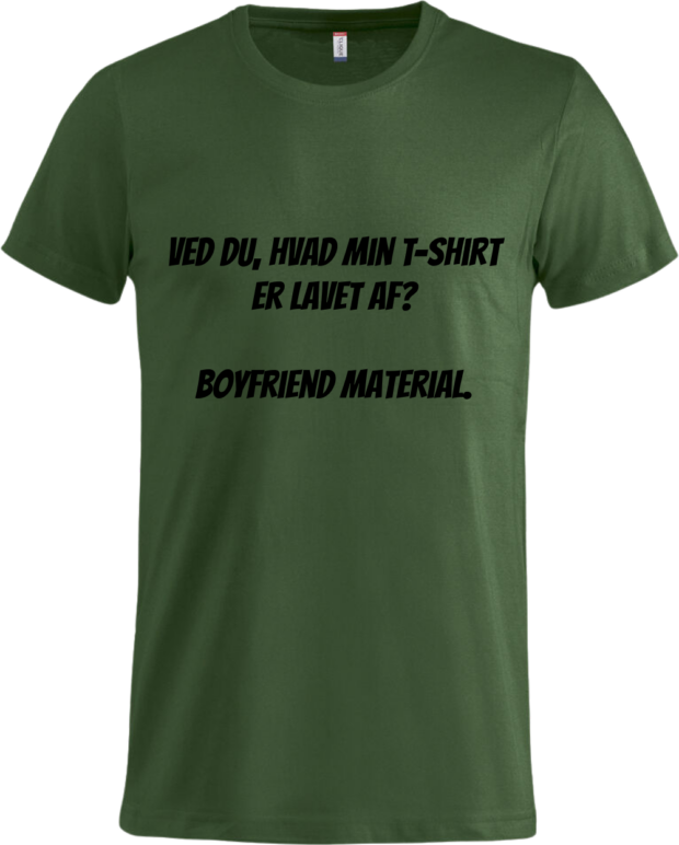 Mørkegrøn basic T-shirt med teksten: 'Ved du, hvad min T-shirt er lavet af? Boyfriend material.' Design tilgængeligt hos Zo24printhouse.